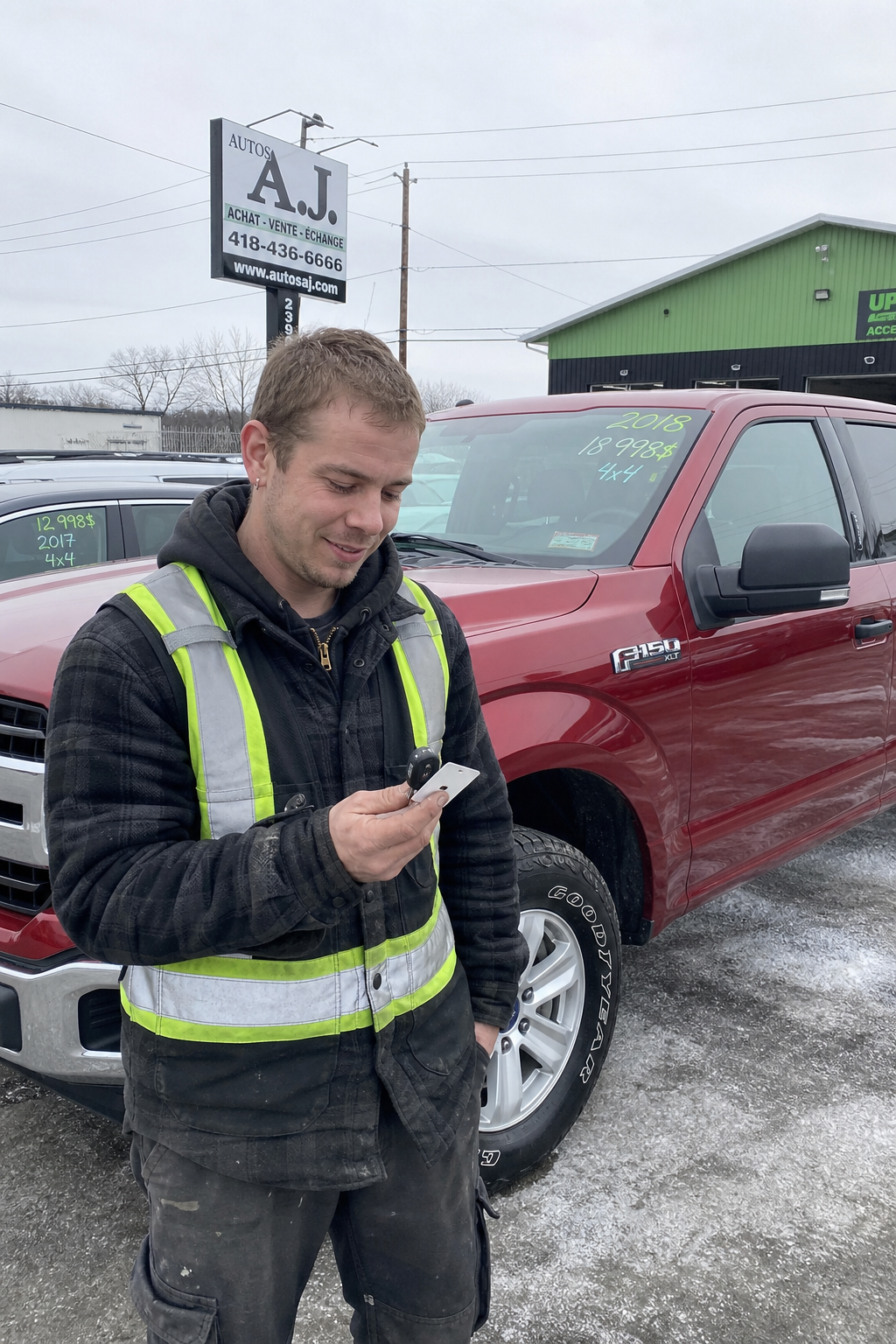 Travailleur autonome québécois devant son pickup usagé